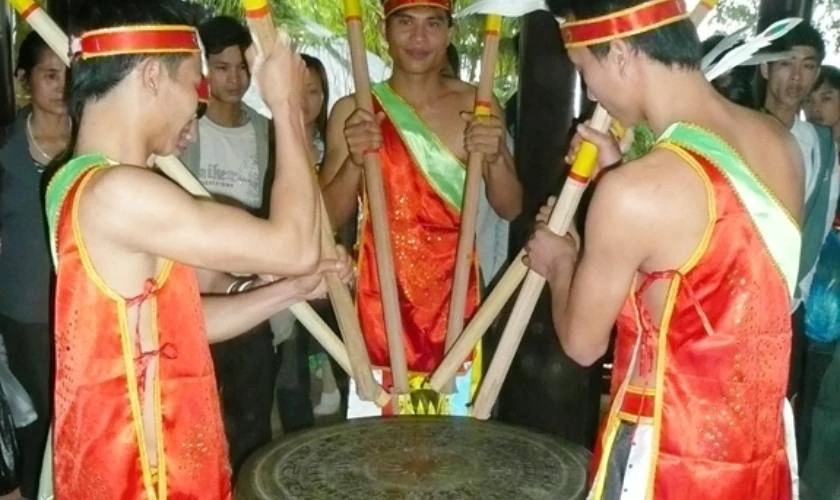 Nghệ nhân biểu diễn đánh trống đồng trong ngày lễ Giỗ tổ