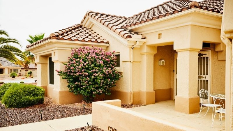 Ngoại thất nhà Địa Trung Hải với tường trắng và cây xanh