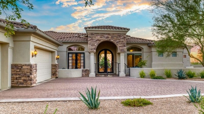 Ngoại thất nhà phong cách Địa Trung Hải với tường trắng và mái ngói đỏ