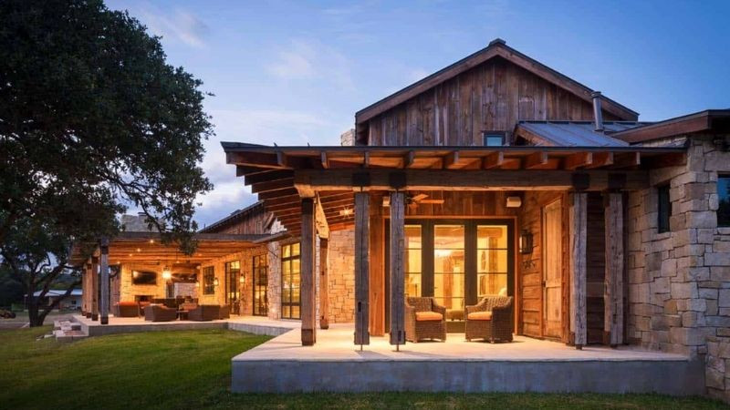 Ngoại thất nhà phong cách Rustic với vật liệu gỗ và đá