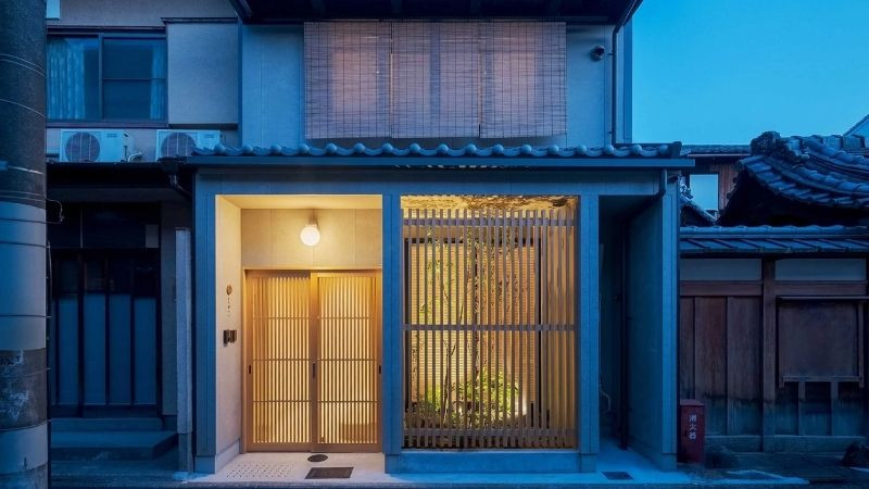 Ngôi nhà Nhật Bản với sân hiên gỗ và cây cảnh