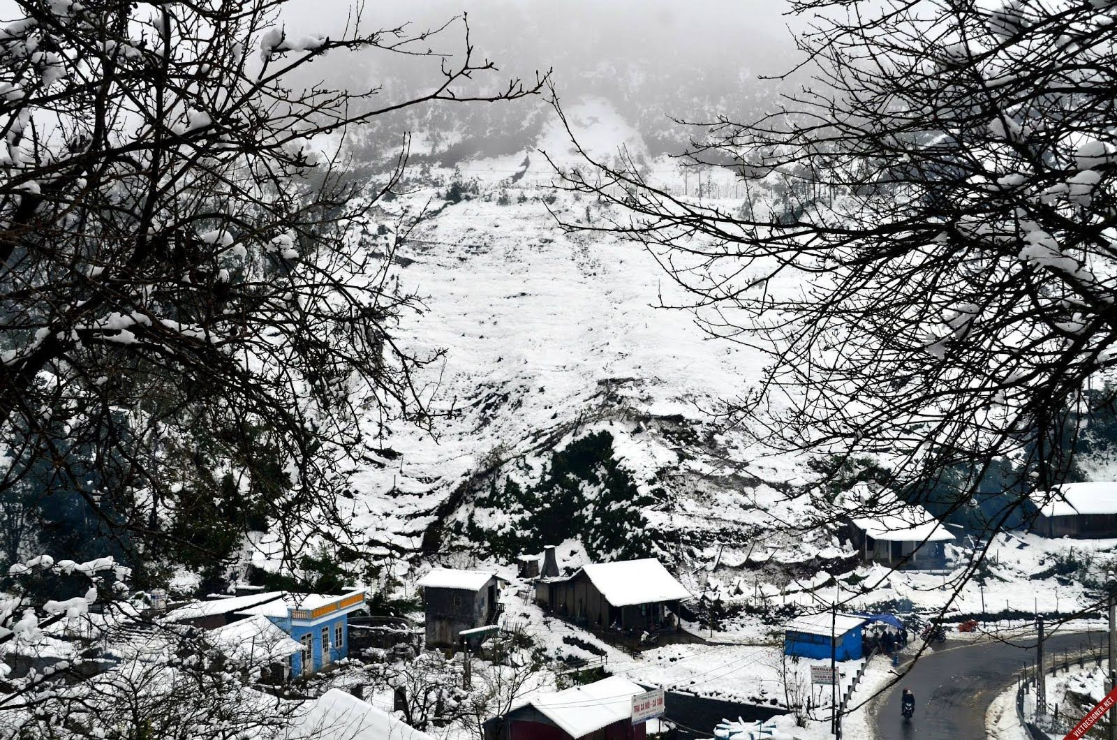 Ngọn núi hùng vĩ được bao phủ hoàn toàn bởi lớp tuyết trắng dày đặc