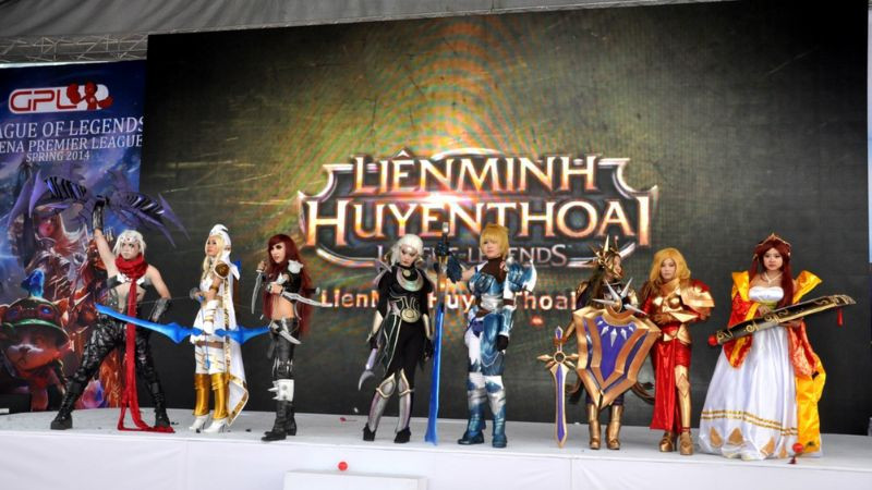 Người chơi hóa trang thành nhân vật fantasy yêu thích, thể hiện trải nghiệm nhập vai thú vị và sống động