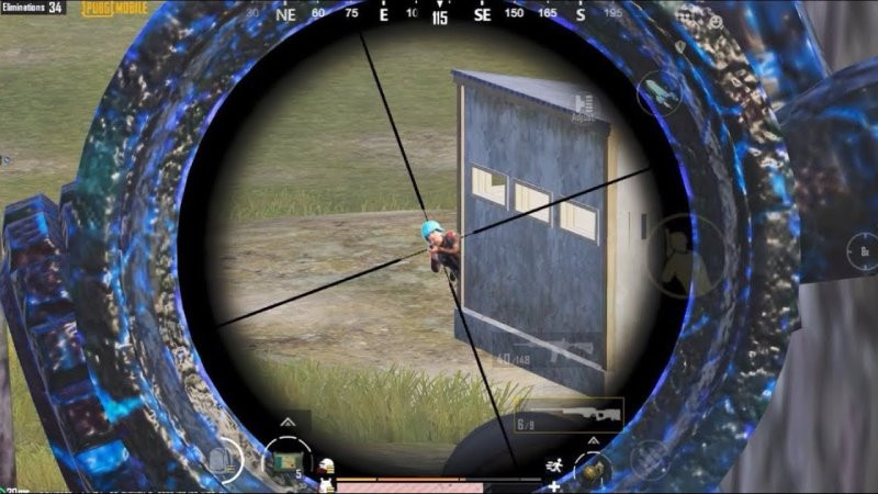 Người chơi sử dụng chuột gaming để thực hiện combo tự động bằng macro