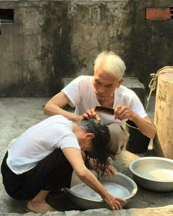 Người chồng dịu dàng gội đầu cho vợ