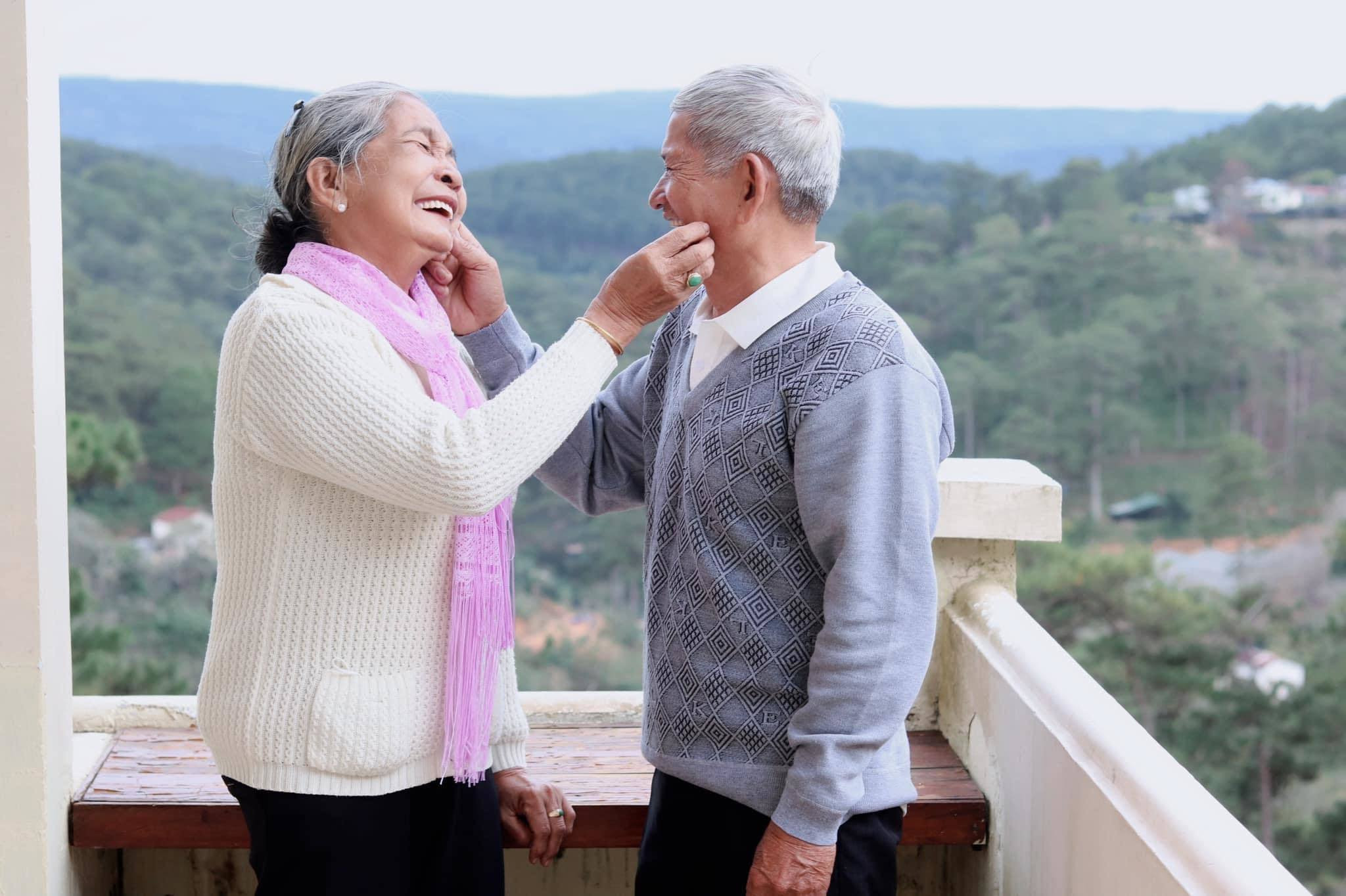 Người chồng già ân cần chăm sóc vợ