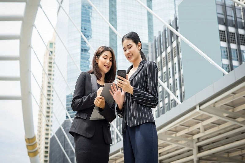 Người chuyên nghiệp làm việc hiệu quả với nhiều màn hình, minh họa triển vọng nghề nghiệp và ứng dụng công nghệ trong vai trò trợ lý cá nhân hiện đại.