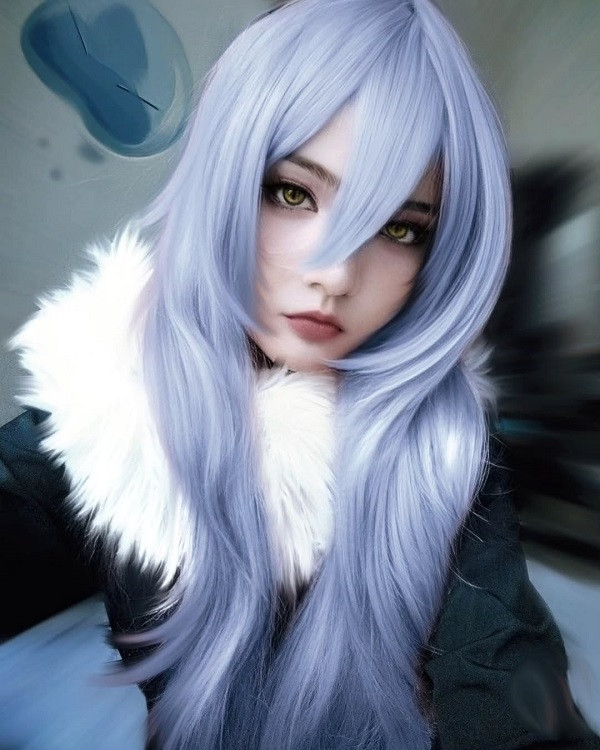 Người cosplay Rimuru sử dụng hiệu ứng ánh sáng để tăng thêm kịch tính