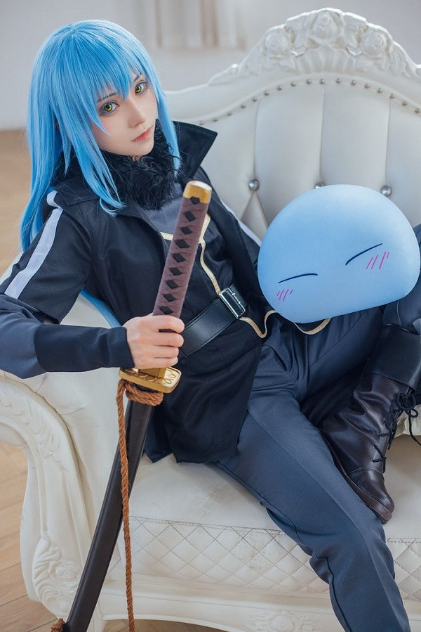 Người cosplay Rimuru tạo dáng cực chất và ấn tượng