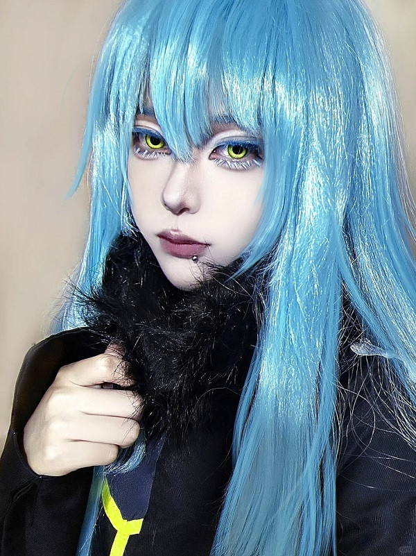 Người cosplay Rimuru tạo dáng giữa khung cảnh rừng mộng ảo