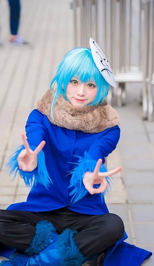 Người cosplay Rimuru thể hiện khả năng biến hóa linh hoạt