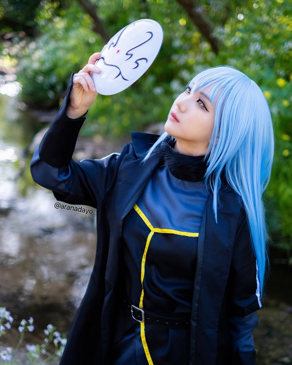 Người cosplay Rimuru trong trang phục lạnh lùng đầy khí chất của Ma Vương