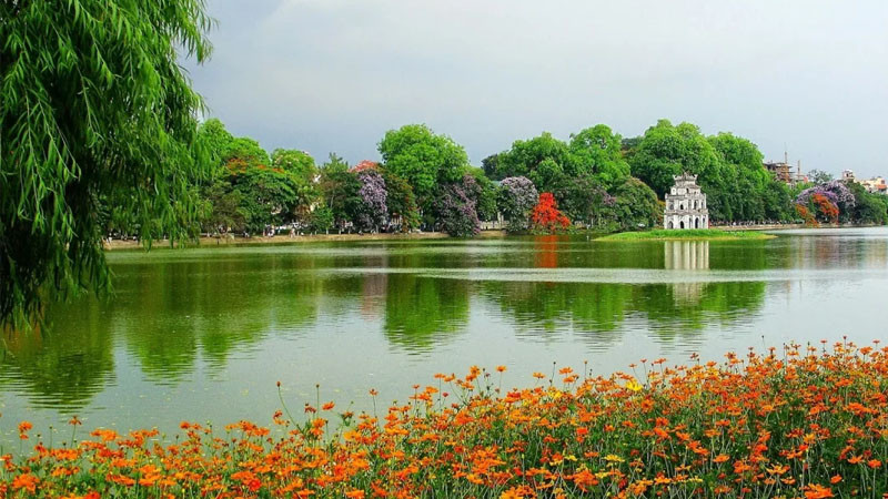 Người dân dạo bước quanh Hồ Gươm vào một ngày thu đẹp trời