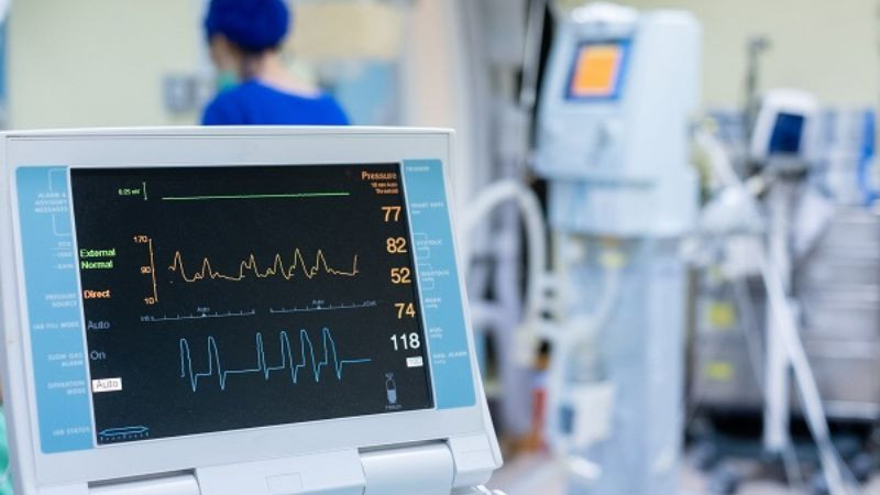 Người đàn ông giữ ngực, biểu hiện của các vấn đề tim mạch có thể phát hiện bằng ECG