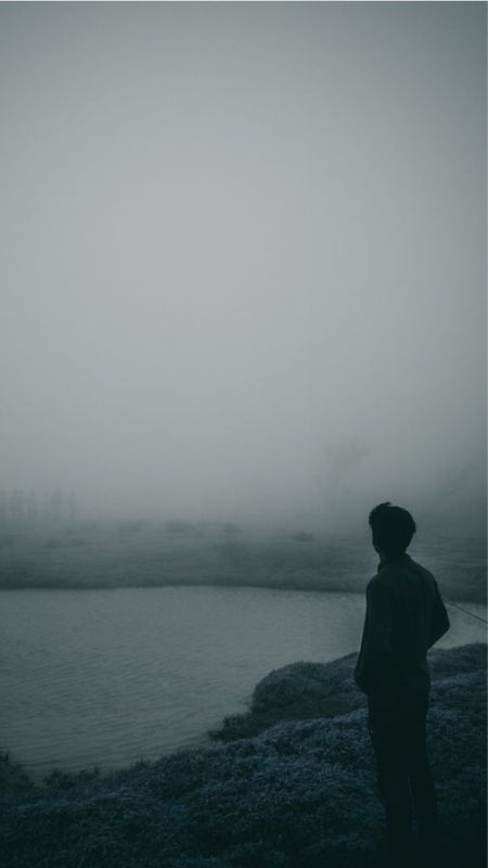 Người đàn ông lặng người bên dòng sông tĩnh lặng