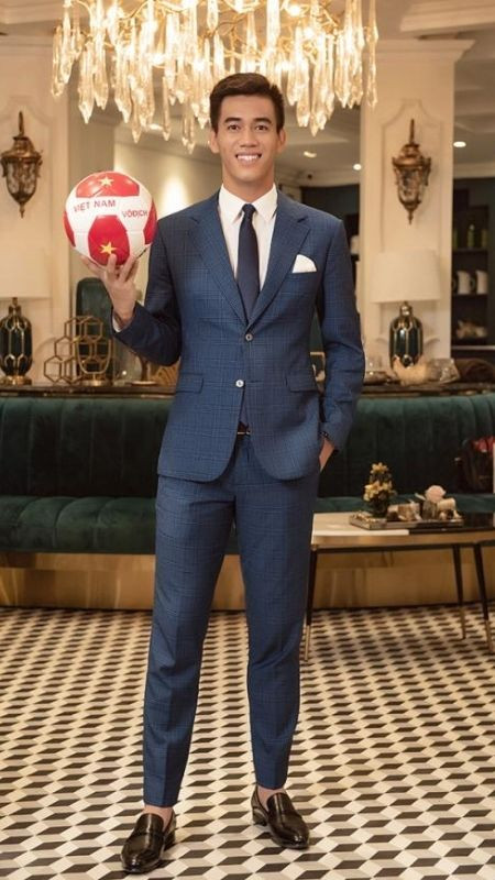 Người đàn ông lịch lãm trong bộ vest bảnh bao