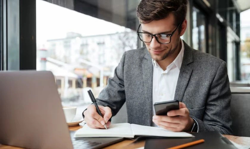 Hình ảnh đẹp mừng ngày Quốc tế Đàn ông 19/11 Người đàn ông tập trung cao độ vào công việc của mình