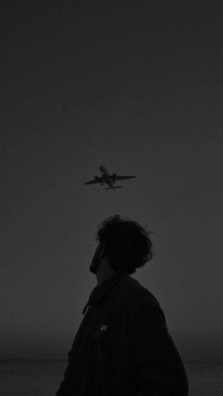 Người đàn ông với ước mơ, hoài bão nhìn về phía chiếc máy bay