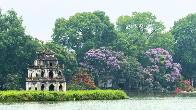 Người dân thư giãn trên ghế đá ven Hồ Hoàn Kiếm