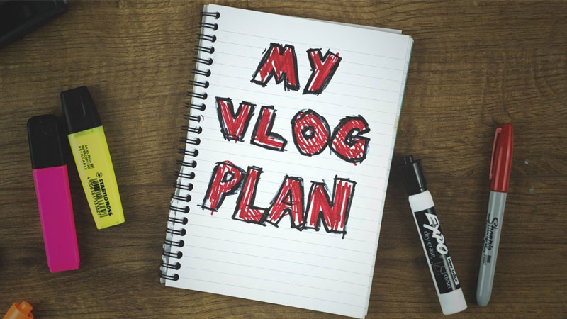 Người đang lập kế hoạch hoặc viết kịch bản chi tiết cho nội dung Vlog