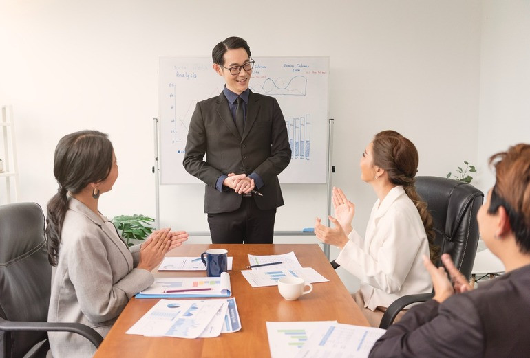 Người đang trình bày trước đám đông khán giả