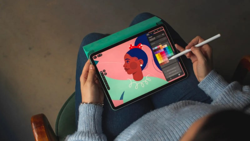 Người dùng chỉnh sửa ảnh trên MacBook, minh họa nhược điểm của True Tone với công việc yêu cầu độ chính xác màu