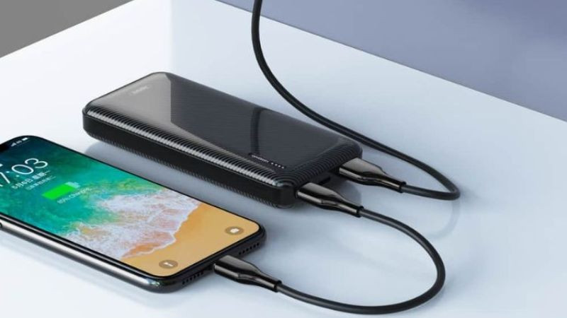 Người dùng đang sử dụng điện thoại với viên pin 4000mAh cho các tác vụ hàng ngày