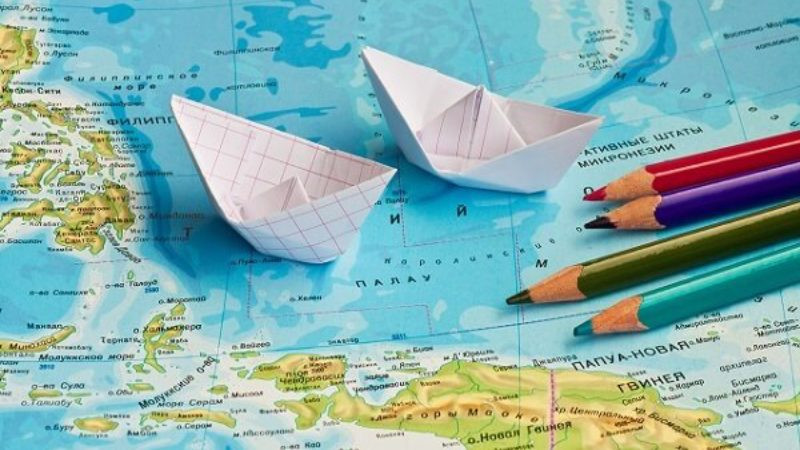 Người dùng đang xem bản đồ số trên điện thoại để định hướng