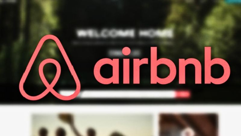 Người dùng đang xem các đánh giá và nhận xét về chỗ ở trên ứng dụng Airbnb