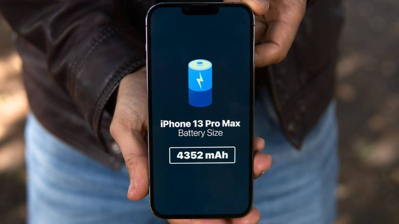 Người dùng đang xem xét các mẫu điện thoại để lựa chọn dung lượng pin mAh thích hợp