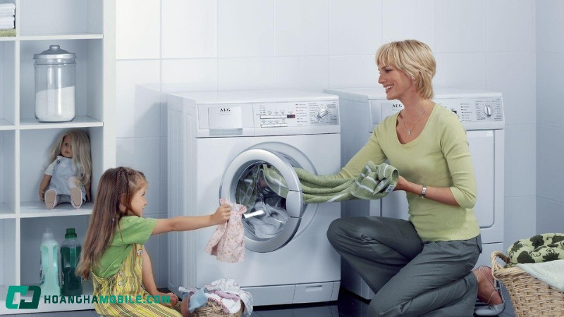 Người dùng đang xếp quần áo đã giặt, thể hiện sự tiện lợi và nhẹ nhàng của quá trình giặt giũ với máy lồng ngang