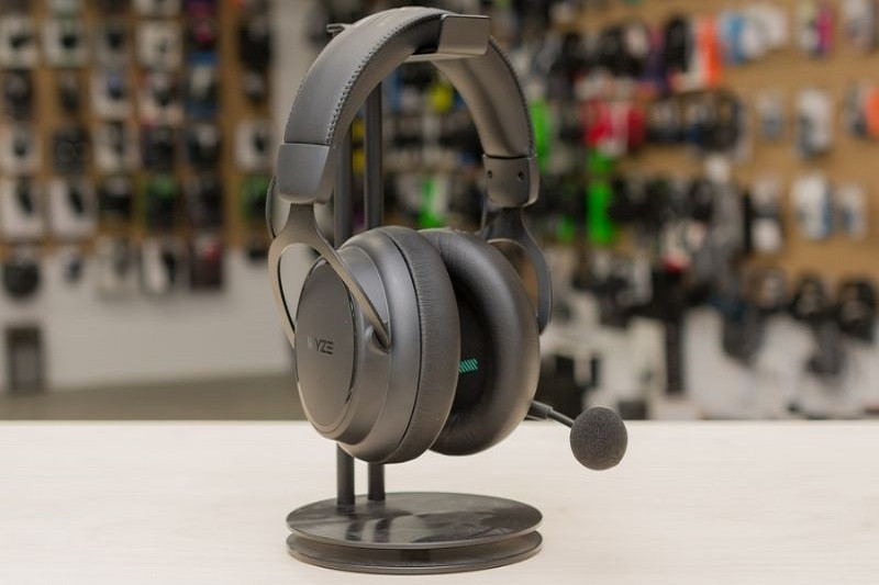 Người dùng đeo tai nghe Headset có micro tích hợp khi làm việc trên laptop