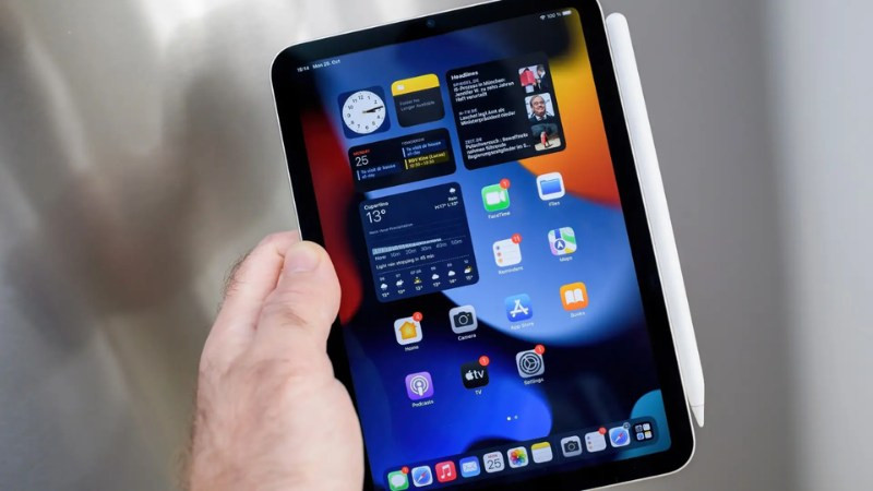 Người dùng sử dụng iPad thoải mái dưới ánh sáng ngoài trời, minh họa lợi ích của True Tone