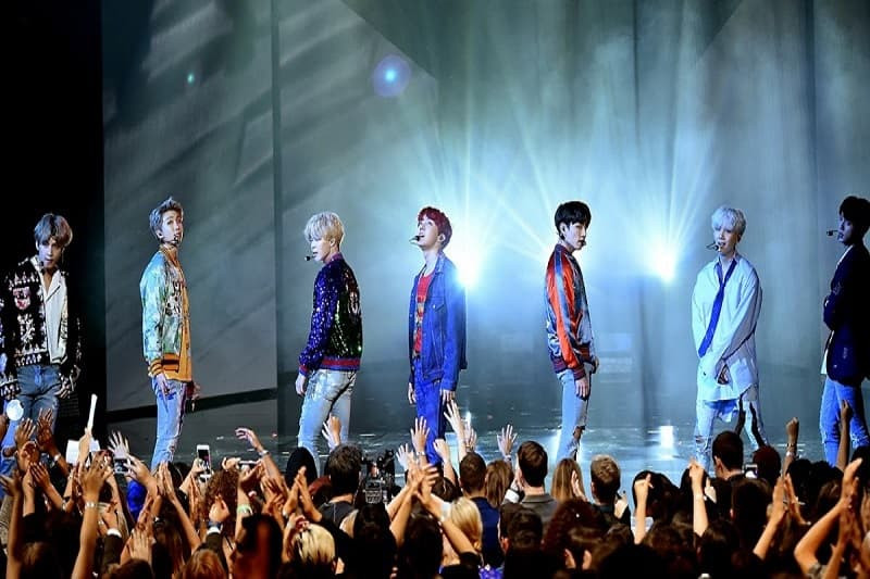 Người hâm mộ cuồng nhiệt cổ vũ trong sự kiện Debut của nghệ sĩ