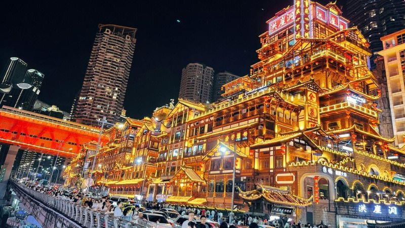 Người lao động (bảo vệ, người quét rác...) làm việc về đêm