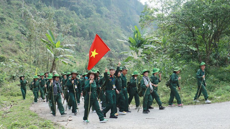 Người lính kiểm tra bản đồ trong lúc hành quân