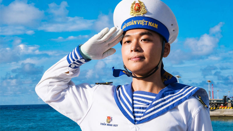 Người lính trên điểm cao biên giới