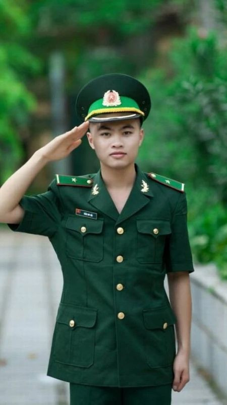 Người lính Việt Nam trong bộ quân phục nghiêm chỉnh