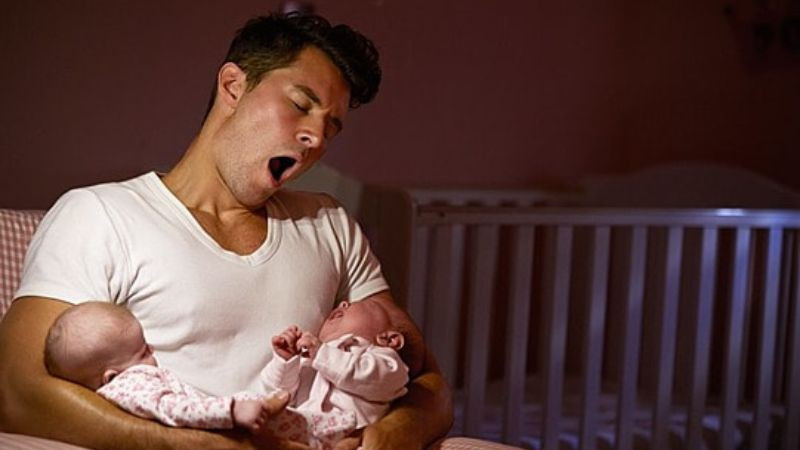 Người lớn ngủ gật trên xe buýt sau ngày làm việc dài