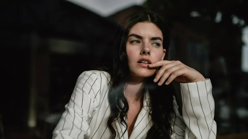 Người mẫu cầm tạp chí, ứng dụng ảnh người mẫu trong ấn phẩm in ấn