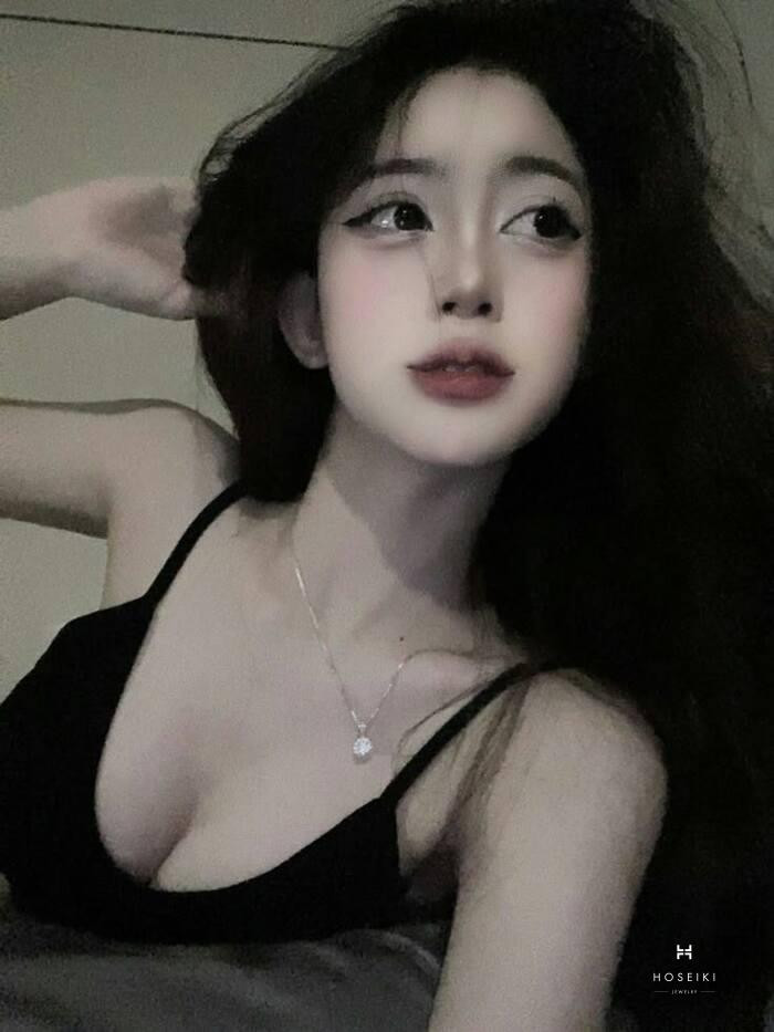 Người mẫu đứng thẳng, tự tin, khoe trọn vóc dáng cân đối