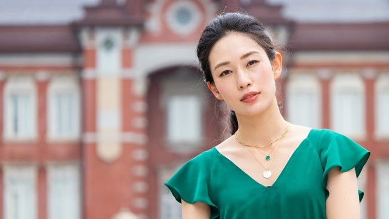 Người mẫu dưới ánh nắng, minh họa cân nhắc màu sắc và ánh sáng khi chọn ảnh