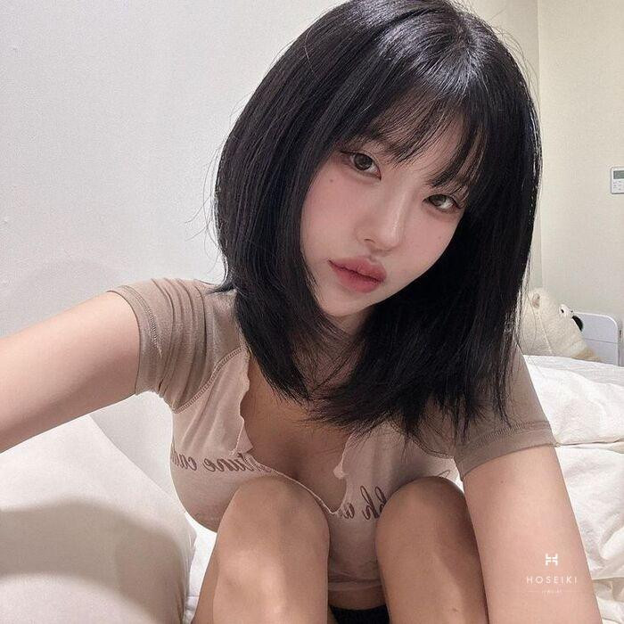 Người mẫu mặc váy đen ôm sát, thể hiện đường nét cơ thể thu hút