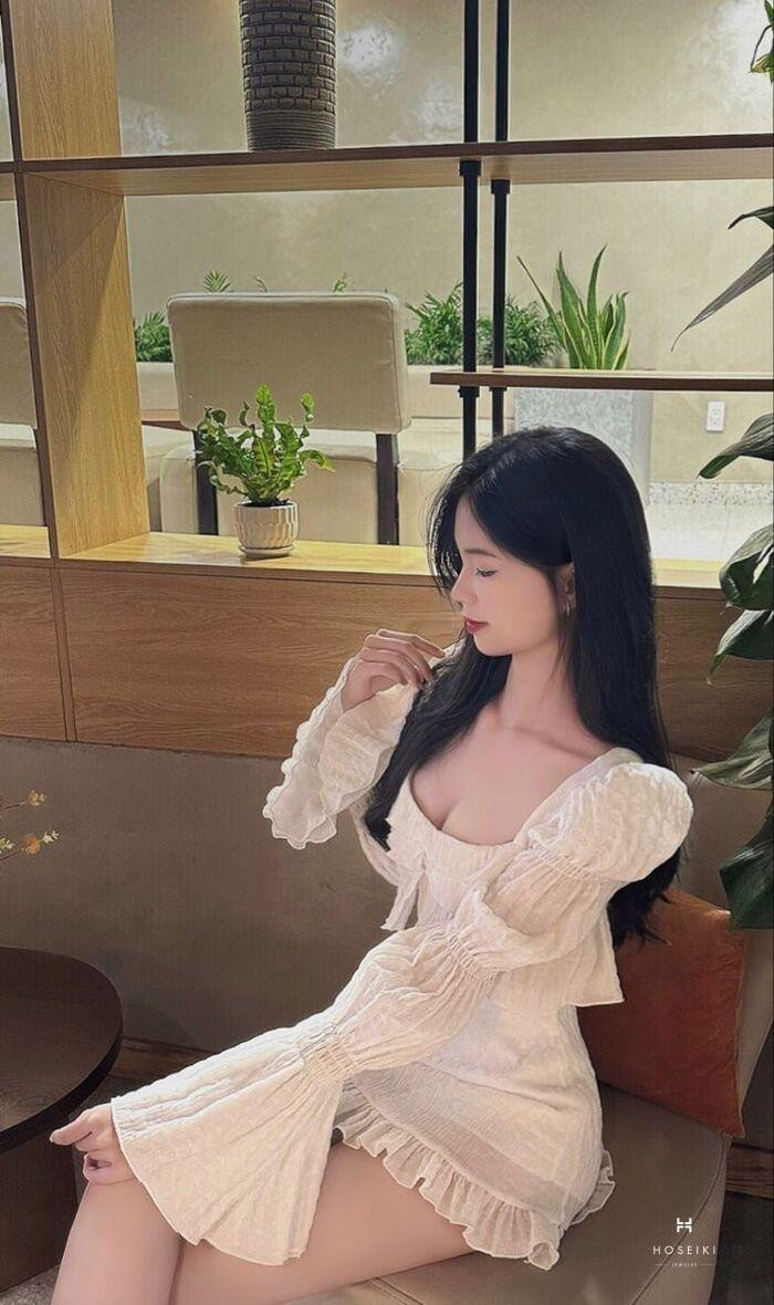 Người mẫu mặc váy ôm sát với đường cắt táo bạo, tôn lên đường cong cơ thể