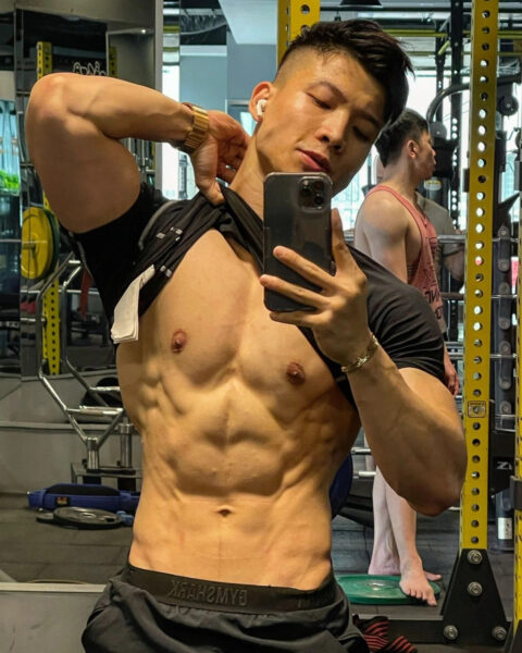 Người mẫu nam tập gym với cơ bụng 6 múi rõ nét