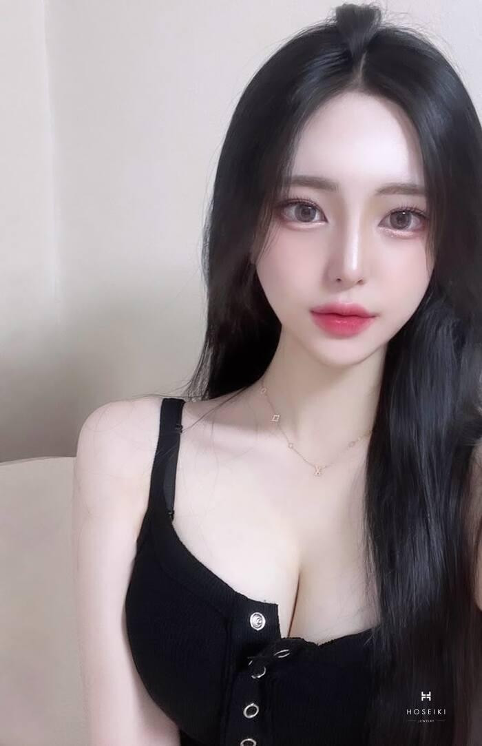 Người mẫu ngồi tạo dáng, toát lên vẻ sang trọng và đầy khí chất