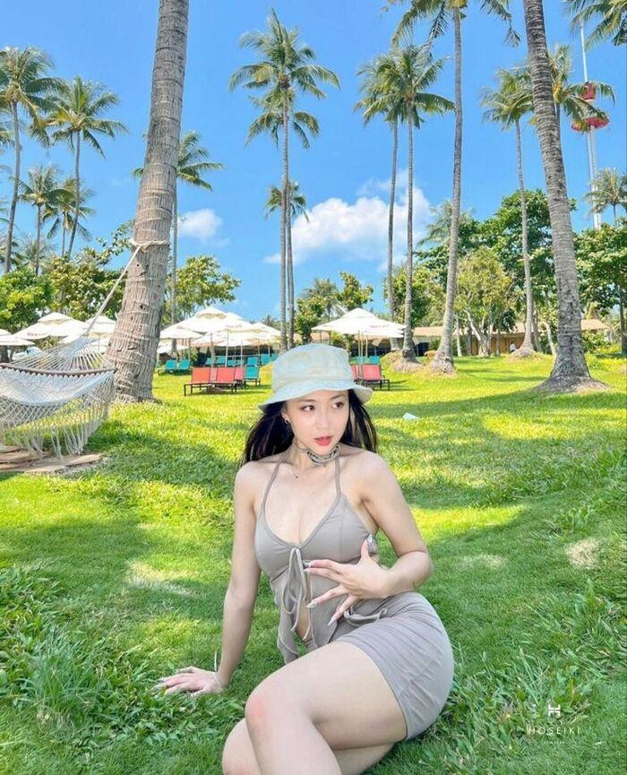 Người mẫu tạo dáng tự nhiên trên bãi biển, thể hiện vẻ đẹp khỏe khoắn và gợi cảm