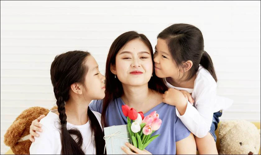 Người mẹ hạnh phúc với những món quà con gái tặng