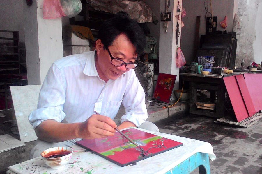 Người nghệ nhân thực hiện công đoạn mài và hoàn thiện tranh sơn mài