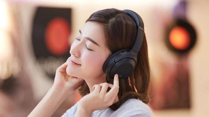Người nghe trải nghiệm âm nhạc Hi-Res Audio với tai nghe chất lượng cao